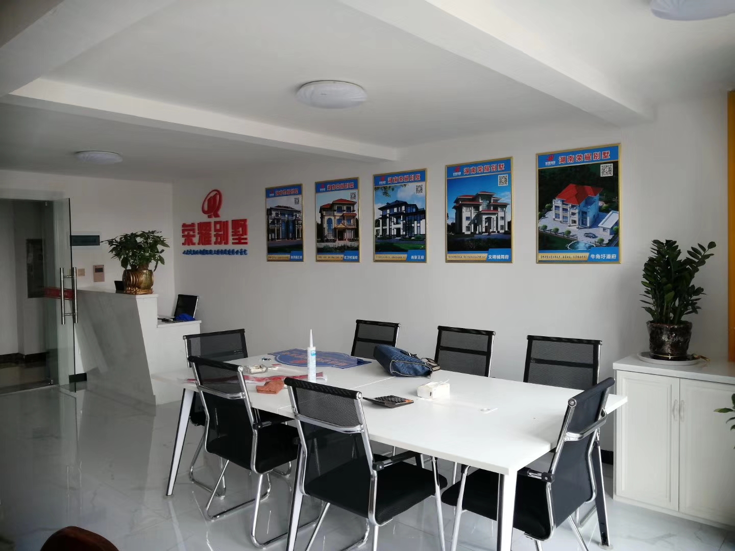 别墅设计图纸,永州别墅,永州别墅公司,永州别墅楼盘有哪些,永州别墅二手房出售,永州别墅设计公司,永州别墅装修公司,永州别墅设计师,永州别墅装修设计,永州自建房中别墅建造是最多的，当然建别墅首先要找荣耀别墅公司做别墅设计图，拿到了别墅图纸再找荣耀别墅建筑公司签订贵府别墅建设服务协议之后开启别墅建设服务！荣耀别墅以更成熟的钢筋混凝土结构匠造传世别墅，标准化别墅以商品房建设程度交付，所见即所得，95%以上还原度；中途不更改不加价，无隐形收费；全程不需回工地，省心省力！回乡建品质别墅您是否看过太多？辛苦劳作，花去数百万的积蓄，还是建出个“农民房”，设计好的效果做不出，还三天两头漏水，不到三五年就要修修补补！别墅是个繁杂的工程，岂能凭图纸由农村游击队任意发挥？您将面临：1、造价失控、缺乏整体规划，没有固定供应链，生意买卖做一回价格无优惠，到最后花了大笔冤枉钱，60万的预算，80万还收不了尾，造价成了无底洞；2、品质失控、建筑工艺和隐蔽工程全由土师傅凭手出，不懂专业，还偷工减料，施工质量难把关！材料采购、建材市场鱼目混珠，材料好不好全凭材料商业务一张嘴！3、工期失控、边建边改，没有标准工程进度即便亲力亲为也难把控，没有正规公司管理的施工队遇到难点的问题就更改设计，还不能提意见，经常撂挑子不干！